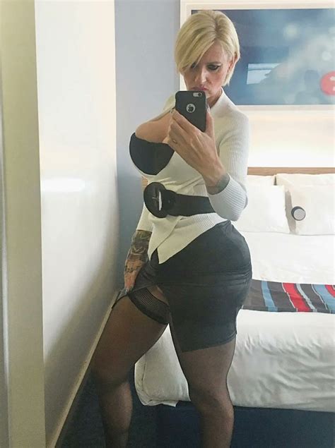 daniella english milf 🇬🇧 on twitter hotel selfie at travelodge