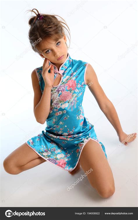아시아 드레스에서 여자는 맨발로 우아한 매력적인 바디와 스타일에서 — 스톡 사진 © antonioclemens 194008922
