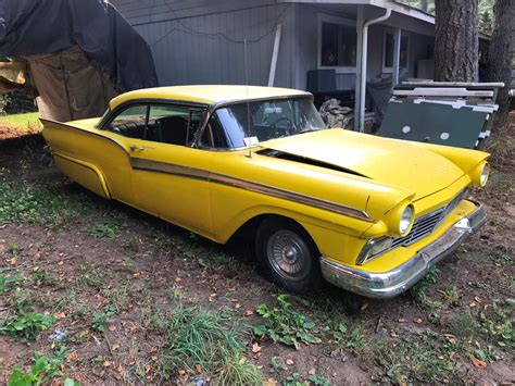 lot  awesome yellow  ford fairlane      automatic