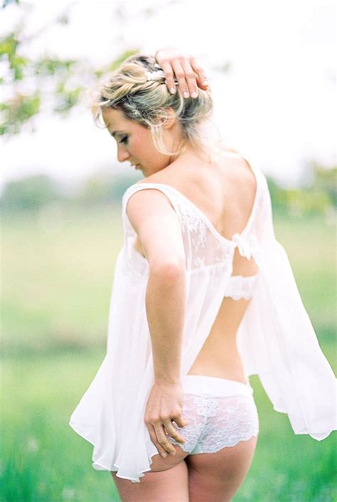 outdoor braut boudoir mit zarter lingerie bridal boudoir film photography