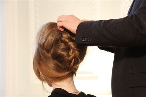 6 أسباب تؤدي لتساقط الشعر بغزارة عند النساء