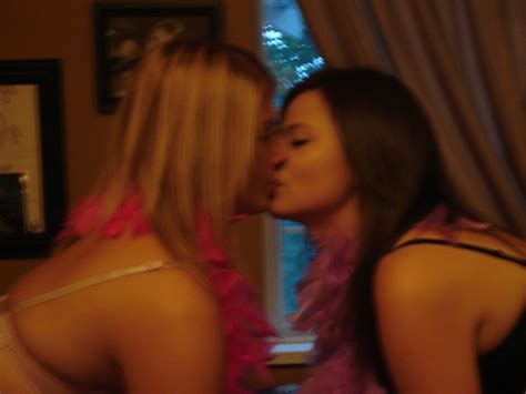 2 sexy girls high schools kissing