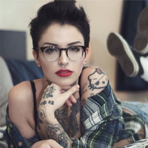 Short Hair Pixie Cut Hairstyle With Glasses Ideas 26