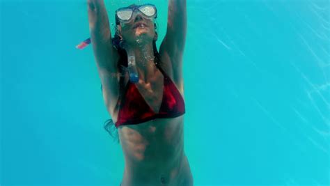 female scuba diver clearing mask underwater in the pool stock footage video 7332418 shutterstock