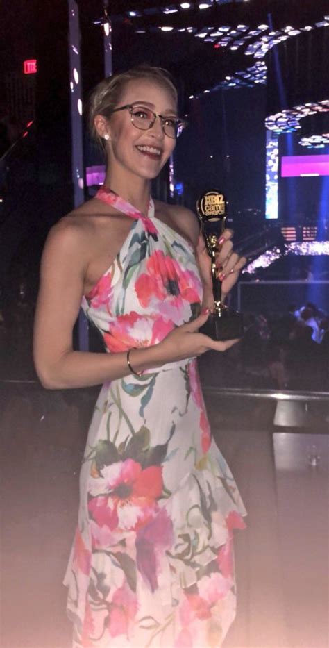 cam sensation ginger banks wins xbiz cam award for