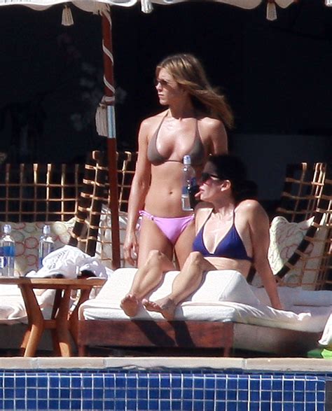 Photos Of Jennifer Aniston Wearing A Bikini In Mexico Popsugar Celebrity