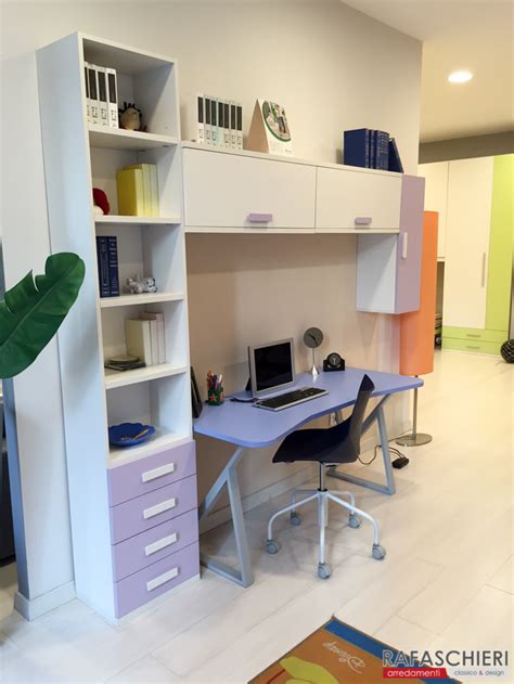 Le vedo ancora davanti agli occhi, dice con la voce che quasi s’incrina stefania … Cameretta con cabina armadio, scrivania e letti scorrevoli