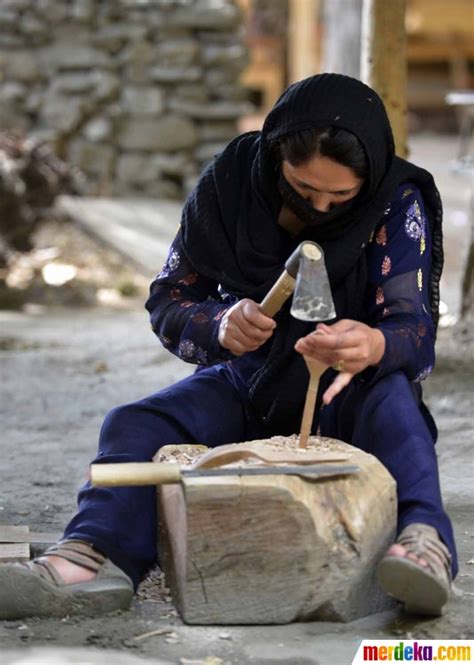 Foto Potret Kehidupan Wanita Lembah Hunza Mayoritas Jadi Tukang Kayu