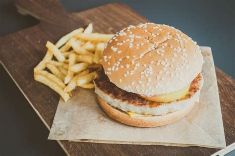 hamburger en frieten gratis foto