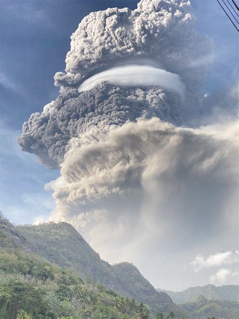 larger explosions rock st vincent  la soufriere lets loose pyroclastic flows