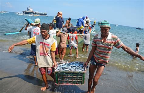 Nelayan Keluhkan Tumpukan Pasir Di Pelabuhan Pantai Santolo