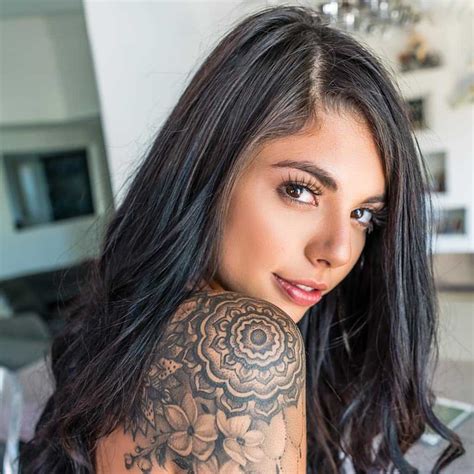 gina valentina body measurements height weight eye color