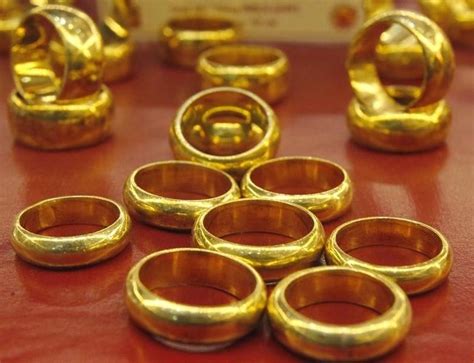 Gold May Regain Ground In 2017 But Bumpy Road Ahead Reuters