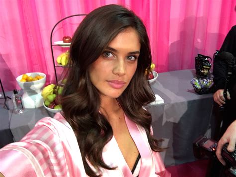 10 Victoria S Secret Angels Snapped Backstage Selfies On