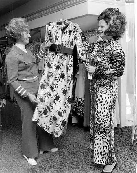 40 Found Photos Of Ladies Clothes Shopping In The 1960s And 70s Flashbak