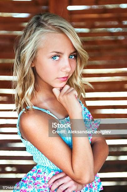 ผมบลอนด์น่ารักสาวน้อยกับตาสีฟ้าแนวตั้ง ภาพสต็อก ดาวน์โหลดรูปภาพตอนนี้