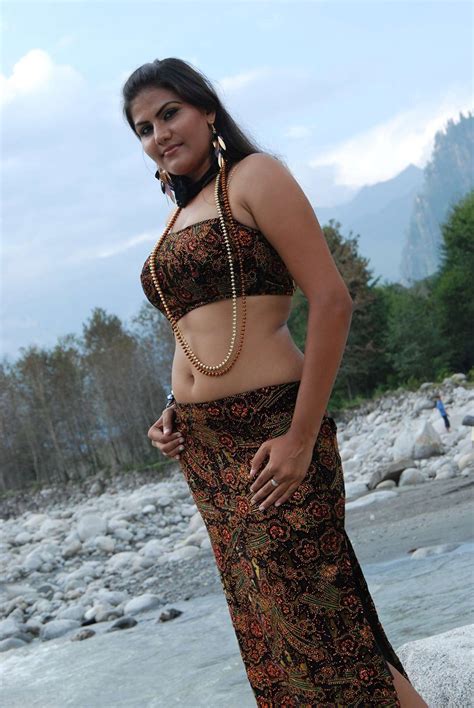 tamil actress soundarya hot stills in yarathu movie