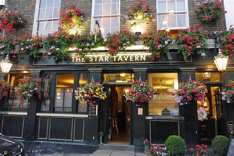 iconic pubs  london   enjoy  pint   traditional english pub  locals