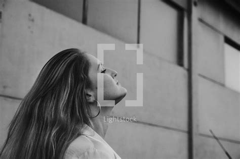 Side Profile Of A Woman With Head Tilted Up — Photo