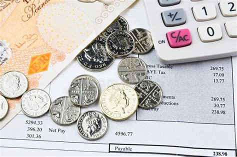 britse bankbiljetten en muntstukken met calculator redactionele stock foto image  loon