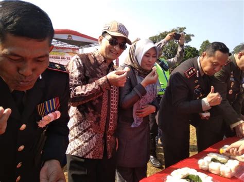ribuan apem bohay dinikmati  puncak hut bhayangkara