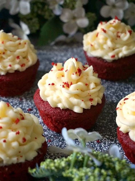moist red velvet cupcakes with vanilla buttercream my