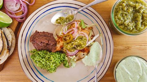 Rachael S Suiza Style Chicken Soft Tacos With Salsa Verde Rachael Ray
