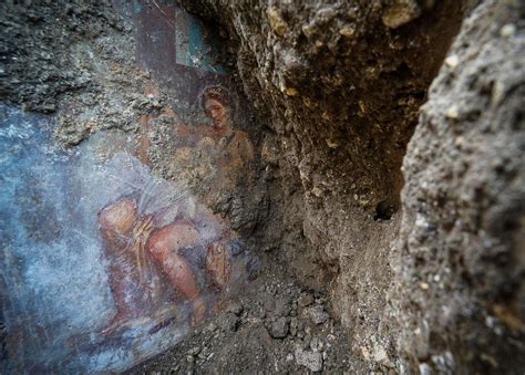 Sensual Fresco Of Queen And Swan Discovered In Ancient Pompeii Bedroom
