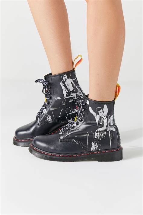 dr martens  sex pistols   eye boot urban outfitters