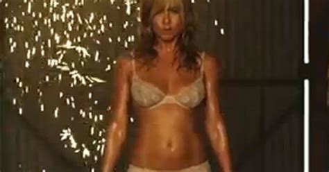 Watch Jennifer Aniston Strips Down In We Re The Millers