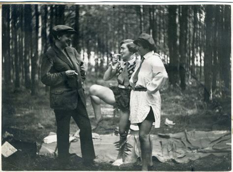 snapshot 1930 s german girls on a picnic oh those kraft… flickr