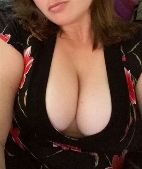 busty wife from exeter devon shows off her deep cleavage [f] [img
