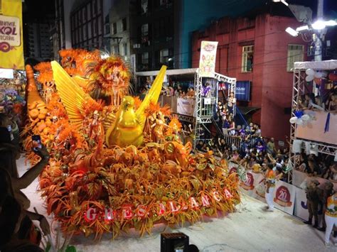 noite de desfiles de carnaval leva milhares   avenida em joacaba noticias em