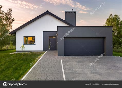 modernes haus mit garage stockfoto  inmal