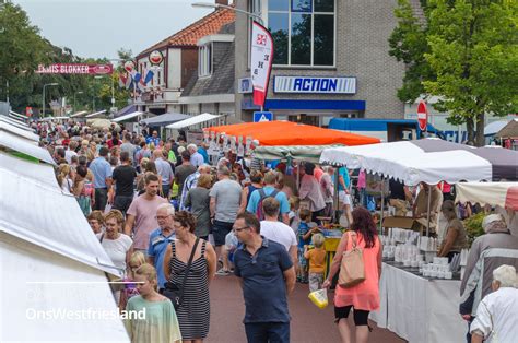 ruime keuze met  marktkramen bij jaarmarkt blokker fotos onswestfriesland