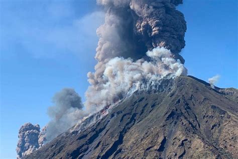 volcano eruption today volcano erupts  italian island  stromboli killing
