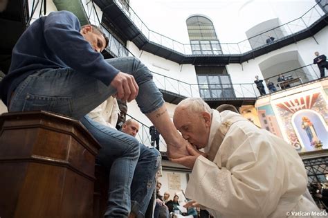 paus viert witte donderdag opnieuw  de gevangenis katholiek nieuwsblad