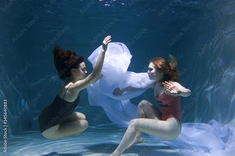 Foto De Two Beautiful Lesbian Girls Are Swimming Underwater