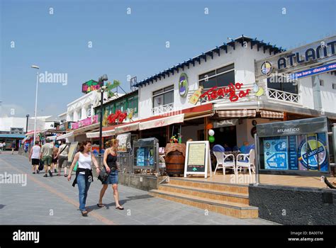 promenade bars puerto del carmen lanzarote kanarische inseln spanien stockfotografie alamy
