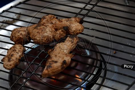 image of roast the ginger before pounding it using a grill pan rr616153