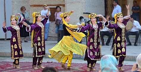 Fashion In Uzbekistan Uzbek Traditional Clothing And Dress