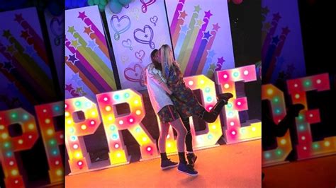Why Jojo Siwa S Photo Celebrating Pride With Her Girlfriend Has Fans