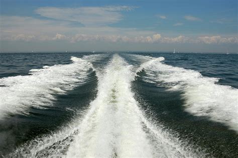 speed boat wake photograph  ishootphotosllc