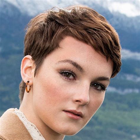 L'ideale, perciò, è scegliere tagli di capelli corti scalati e sfilati, che attirino l'attenzione sul collo. Tagli capelli Corti inverno 2020: tendenze in 100 foto - Beautydea nel