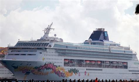 cruise news man arrested after attacking woman on