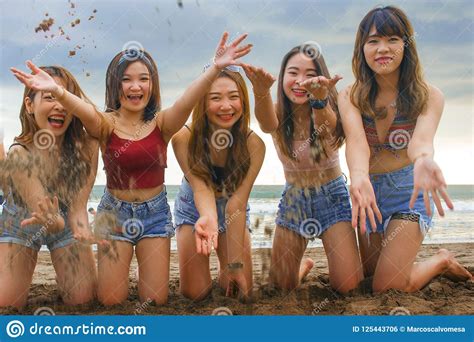 het portret van gelukkige en vrolijke groep aziatische