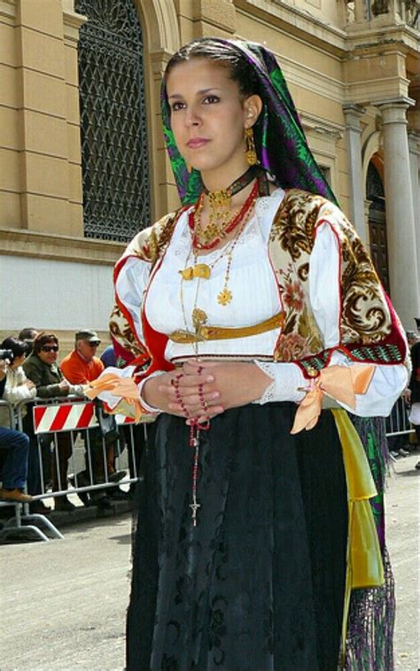 サルデーニャ島・ドルガーリの民族衣装 traditional outfits costumes around the world