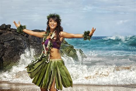 danseuse de hula hawaïennes sur la plage photo getty images