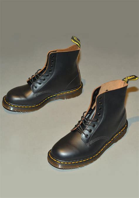 dr martens vintage  leather boots black quilon   england doshaburi