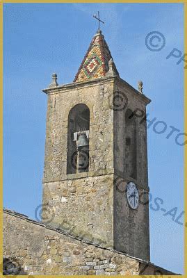 photo en gros plan de la  clocher carree de leglise abbatiale notre dame  saint martin